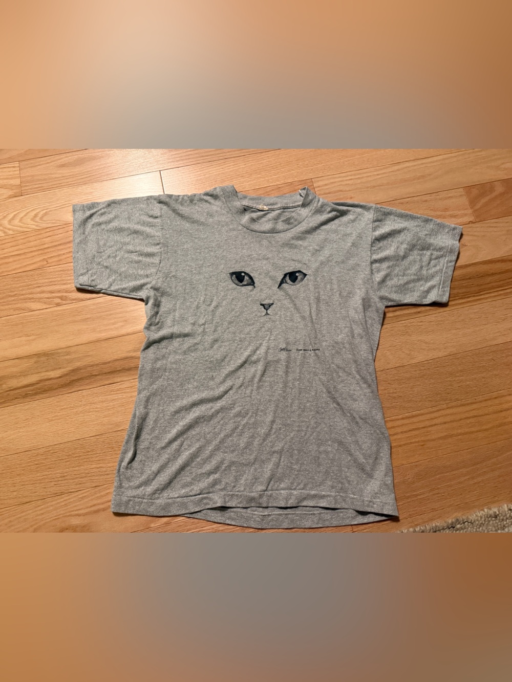 Vintage 1983 Grey Short-Sleeve Tee with Minimal Cat Face Graphic
